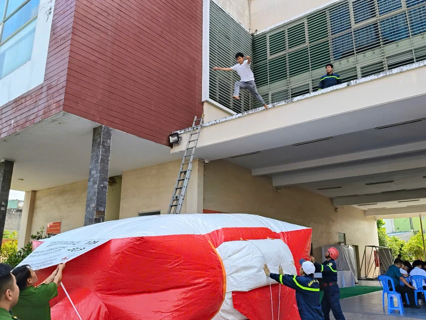 Các học sinh được trang bị các kỹ năng ứng phó khi gặp sự cố. Ảnh: CA Quận Bình Tân đưa vào hoạt động Trung tâm giáo dục cộng đồng về PCCC&CNCH