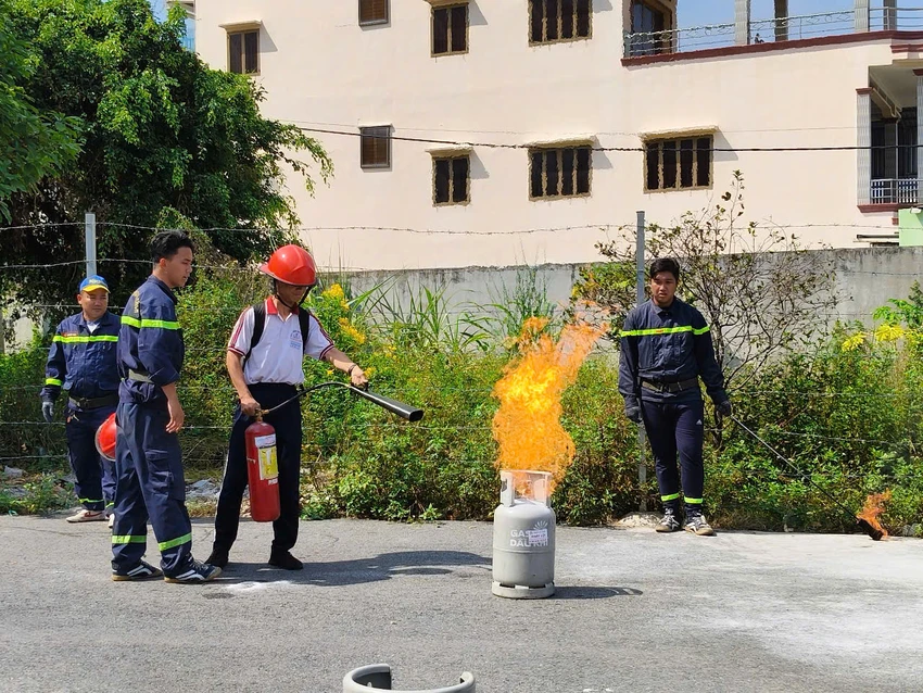 Một học sinh được trang bị kiến thức sử dụng bình cứu hỏa mini để dập tắt lửa. Ảnh: CA quan-binh-tan-dua-vao-hoat-dong-trung-tam-giao-duc-cong-dong-ve-pccc-cnch.jpg