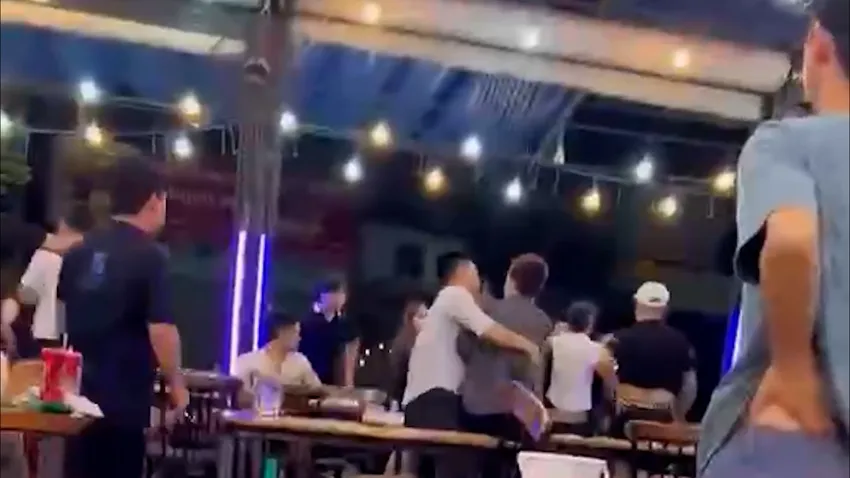 Hai bên nảy sinh cự cãi, xô xát qua lại. Ảnh: HT Đâm chết người do mâu thuẫn trong ăn nhậu ở huyện Hóc Môn