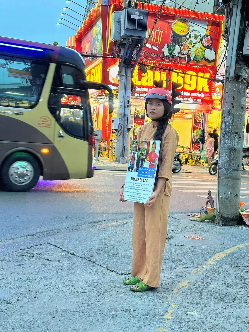 Đã ba tháng ròng trôi qua nhưng Hương vẫn chưa tìm được mẹ. Ảnh: NVCC co-gai-18-tuoi-lang-le-di-khap-noi-tim-me-mat-tich-o-tp-hcm-1.jpg