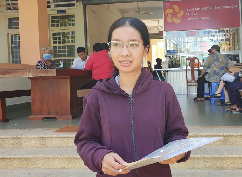 Chị Nguyễn Ngọc Bảo Châu (ngụ xã Củ Chi) cho biết các cán bộ, công chức hướng dẫn rất tận tình cho người dân đến làm các thủ tục hành chính. Ảnh: NT xa-cu-chi-tap-trung-giai-quyet-thu-tuc-hanh-chinh-sau-sap-nhap.jpg