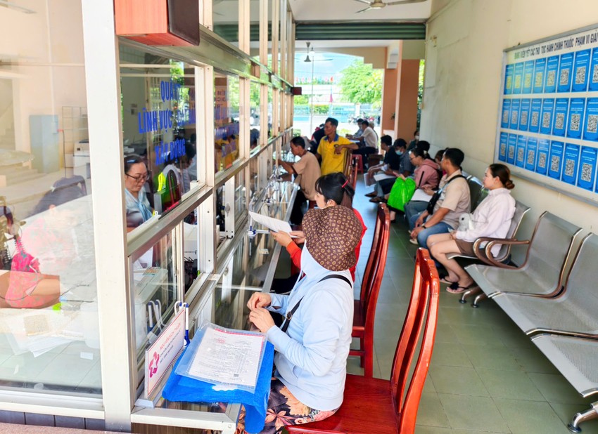 Nhiều người dân đến Trung tâm phục vụ hành chính công xã Củ Chi để thực hiện các thủ tục hành chính. Ảnh: NT Xã Củ Chi tập trung giải quyết thủ tục hành chính sau sáp nhập