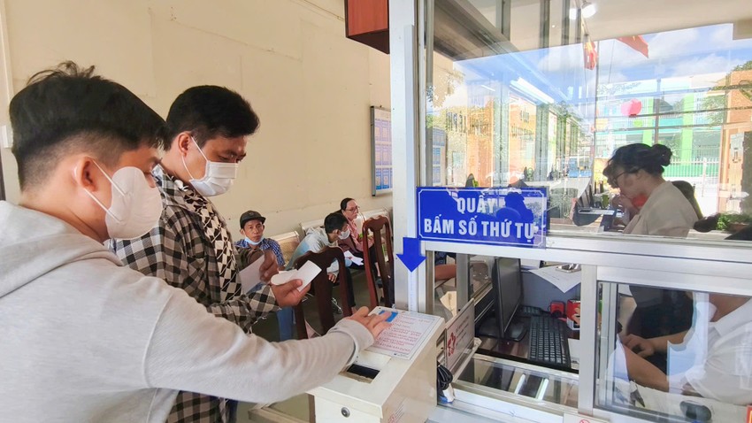 Người dân đến quầy bấm số thứ tự và đợi đến lượt. Ảnh: NT xa-cu-chi-tap-trung-giai-quyet-thu-tuc-hanh-chinh-sau-sap-nhap (6).jpg