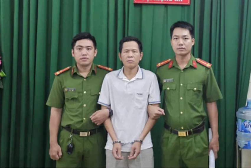 Ông Trần Hữu Cường bị bắt khẩn cấp để điều tra về hành vi làm lộ bí mật công tác. Ảnh: CA àm lộ bí mật công tác, một giám đốc chi nhánh ngân hàng ở TP.HCM bị bắt