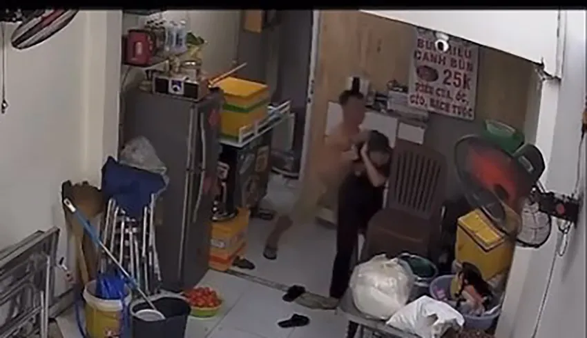 Cô gái bị người đàn ông đánh vào mặt. Ảnh cắt từ clip Cô gái thuê mặt bằng bị người đàn ông hành hung giữa ban ngày ở TP.HCM