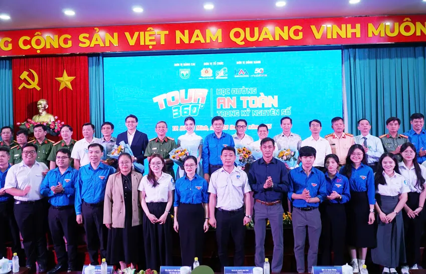 cong-an-tp-hcm-giup-hang-ngan-sinh-vien-nhan-dien-lua-dao-01.jpg