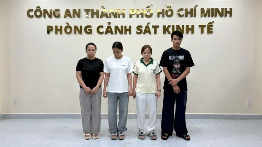 Nga, Chi, Như và Nam tại cơ quan điều tra. Ảnh: CA cong-an-tp-hcm-pha-2-duong-day-buon-ban-khi-cuoi-o-phuong-sai-gon-cau-ong-lanh-43.jpg