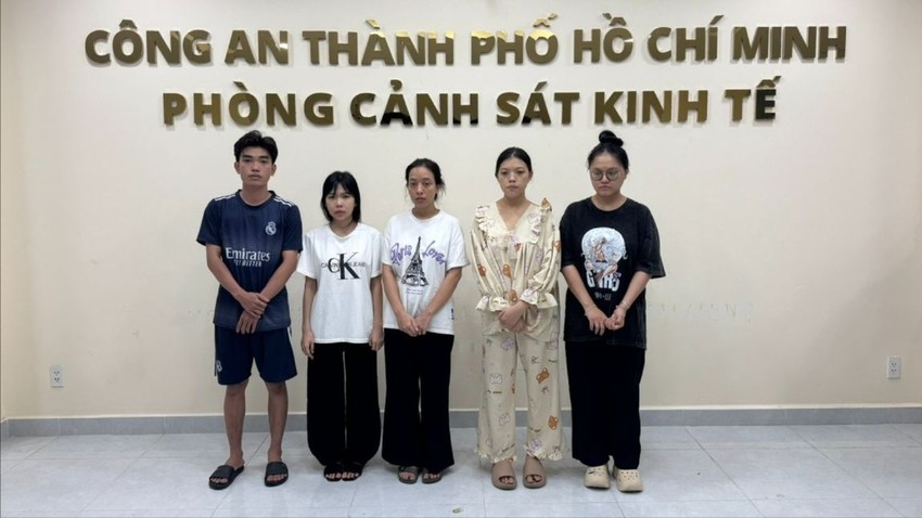 Phương Oanh, Thanh Tuyền và các nhân viên cấp dưới bị khởi tố, bắt giam. Ảnh: CA cong-an-tp-hcm-pha-2-duong-day-buon-ban-khi-cuoi-o-phuong-sai-gon-cau-ong-lanh-44.jpg