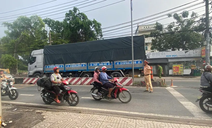Người đàn ông tử vong sau khi ngã xe máy, bị xe tải cán qua