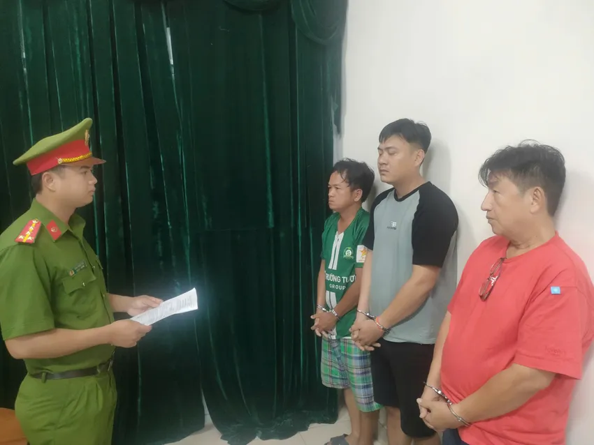 Công an TP.HCM bắt khẩn cấp những người tham gia đánh nhau tại quán ăn trên địa bàn phường An Lạc. Ảnh: CA Công an TP.HCM bắt 4 người trong nhóm ẩu đả có youtuber và nghệ sĩ ở phường An Lạc