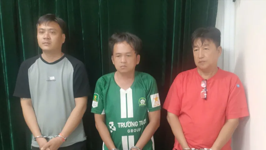 Dương Trọng Quốc, Nguyễn Đỗ Đăng Tâm, Lê Hồng Khanh (từ trái qua) tại cơ quan điều tra. Ảnh: CA cong-an-tp-hcm-bat-4-nguoi-trong-nhom-au-da-co-youtuber-va-nghe-si-o-phuong-an-lac.jpg