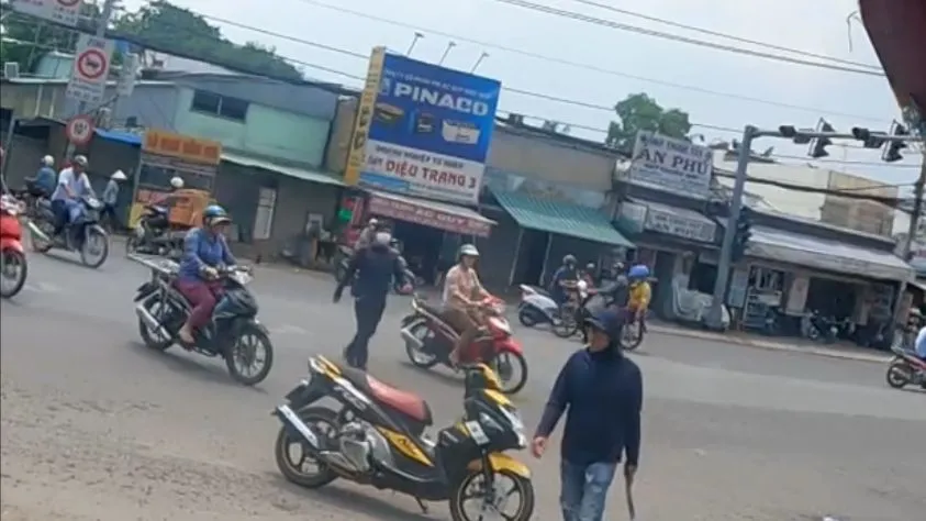 Người đàn ông biểu hiện bất thường, tay cầm rựa đứng giữa đường bị công an khống chế