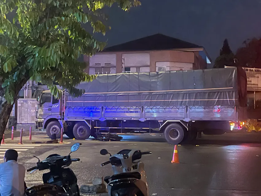 Tai nạn khiến người đàn ông đi xe máy tử vong tại chỗ. Ảnh: HT Xe tải cán chết người sau va chạm ở phường Tây Thạnh