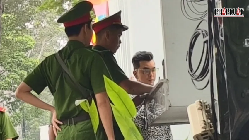 ca-si-ung-hoang-phuc-va-thanh-vien-nhom-ngu-ho-tuong-xuat-hien-tai-tru-so-cong-an-tp-hcm-0.jpg