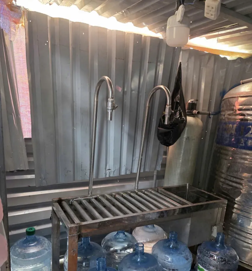 Mỹ và Tài đã dùng nước máy, nước giá rẻ bơm vào bình giả các nhãn hiệu nổi tiếng rồi bán cho người dân. Ảnh: CA bat-nhom-bom-nuoc-may-vao-binh-gia-thuong-hieu-noi-tieng-roi-ban-cho-dan-0.jpg