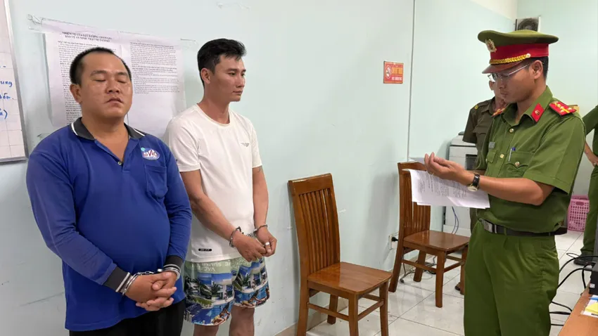 Bắt 2 người bơm nước máy vào bình giả thương hiệu nổi tiếng rồi bán cho dân Bắt 2 người bơm nước máy vào bình giả thương hiệu nổi tiếng rồi bán cho dân