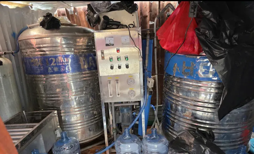 Công an đã thu giữ các tang vật liên quan. Ảnh: CA Bắt 2 người bơm nước máy vào bình giả thương hiệu nổi tiếng rồi bán cho dân