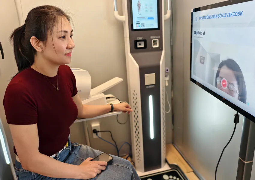 Thông qua "Trạm Công dân số", người dân có thể thanh toán hóa đơn điện, nước, học phí, phí quản lý căn hộ; đăng ký bảo hiểm y tế, khám chữa bệnh trực tuyến (có kết nối với bác sĩ từ xa); mở tài khoản ngân hàng, đăng ký vay tiêu dùng... Ảnh: N. TÂN Công an TP.HCM ra mắt mô hình 'Trạm công dân số' tại Cao ốc Đảo Kim Cương