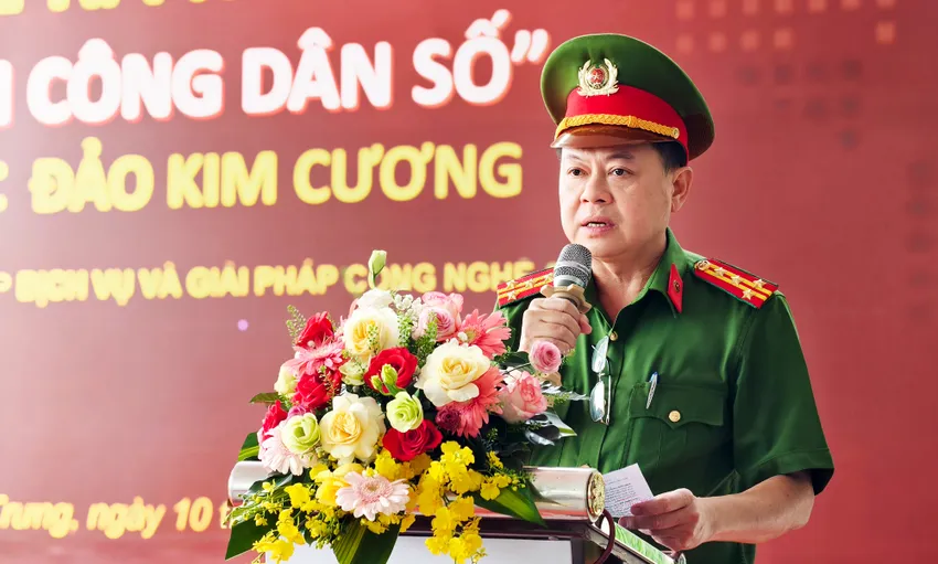 Đại tá Ngô Xuân Thọ, Trưởng Phòng PC06 phát biểu tại buổi lễ. Ảnh: N. TÂN cong-an-tp-hcm-ra-mat-mo-hinh-tram-cong-dan-so-tai-cao-oc-dao-kim-cuong.jpg