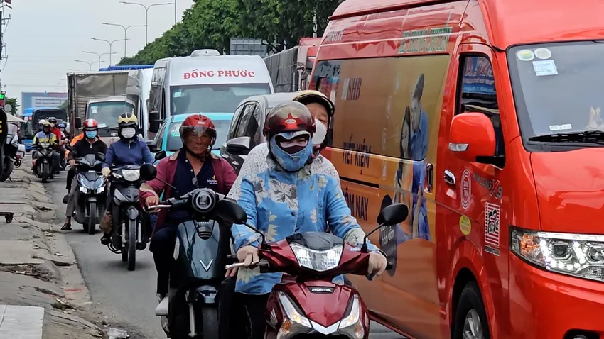 Ảnh hưởng từ tai nạn khiến giao thông qua khu vực ùn ứ. Ảnh: HT va-cham-xe-buyt-nu-sinh-nam-nhat-tu-vong-khi-tren-duong-den-truong-09.jpg