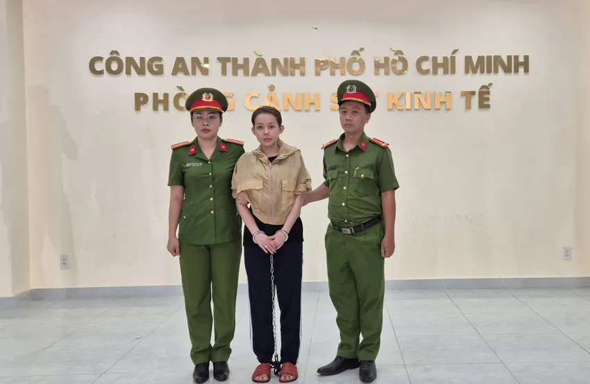 ngan-98-bi-cong-an-tp-hcm-bat-giam-ve-hanh-vi-san-xuat-buon-ban-hang-gia-la-thuc-pham (4).jpg