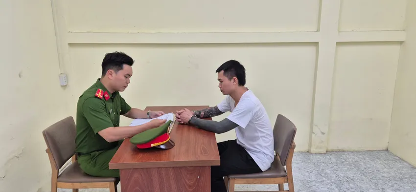Công an lấy lời khai với Điệp để điều tra. Ảnh: CA Tiktoker 'Tàng Keng Ông Trùm' bị Công an TP.HCM bắt giam