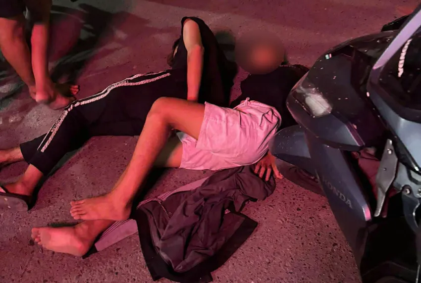 Hai thiếu niên bị người dân khống chế ở hiện trường. Ảnh: HT thieu-nien-mang-dao-len-vao-khu-nha-tro-trom-xe-may-ba-nguoi-bi-bat-09.jpg