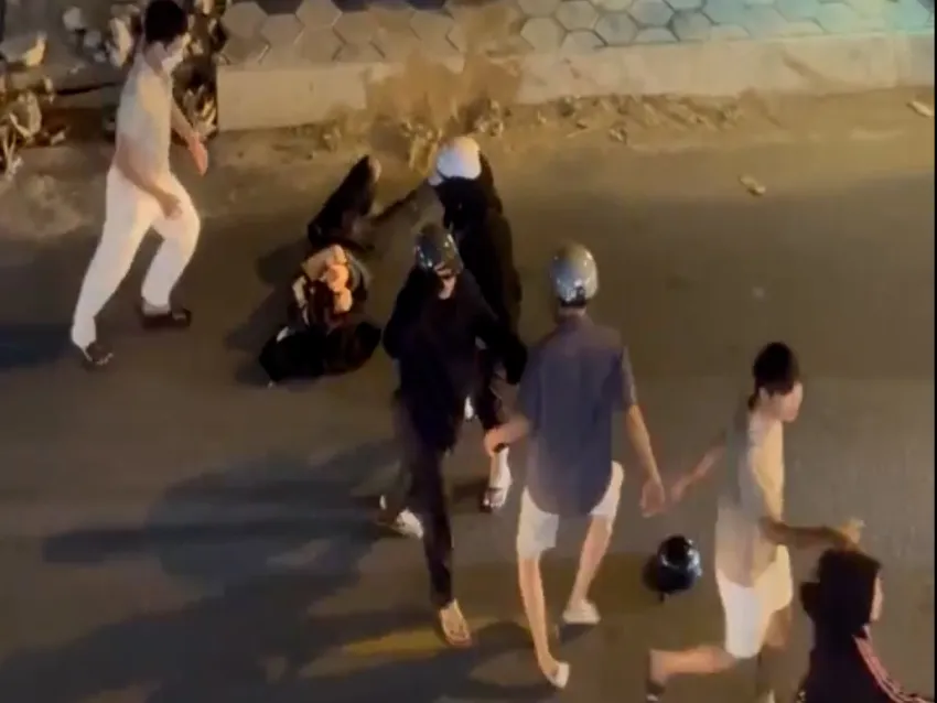Vụ việc có sự tham gia của nhiều người, gây náo loạn khu vực. Ảnh cắt từ clip rung-minh-canh-nguoi-di-duong-bi-nhom-thanh-nien-vay-danh-dap-gach-vao-dau-6.jpg