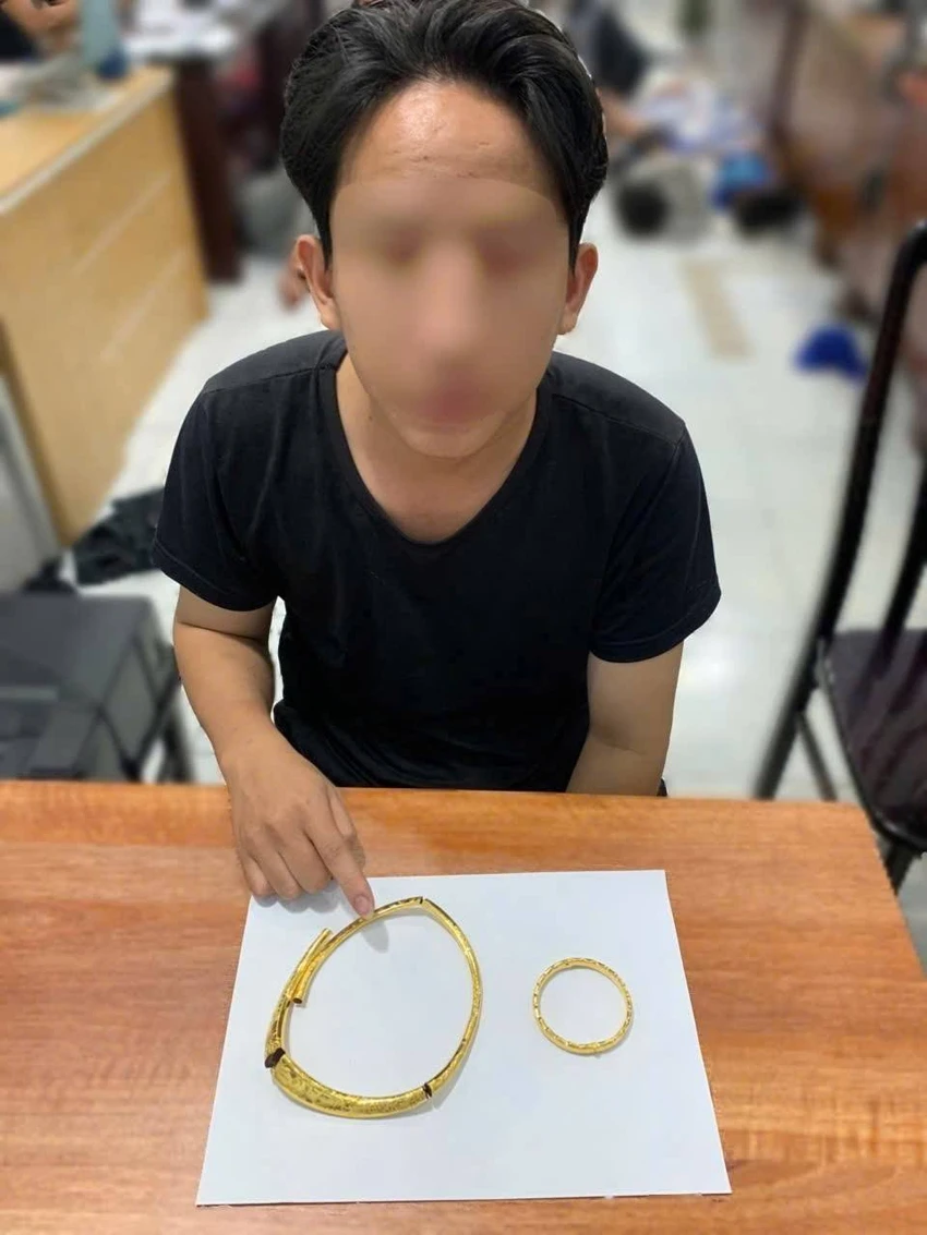 Công an khống chế được V cùng tang vật. Ảnh: CA bi-truy-duoi-vi-cuop-giat-3-chi-vang-thanh-nien-cam-dao-doa-tu-sat-de-tron-thoat (1).jpg