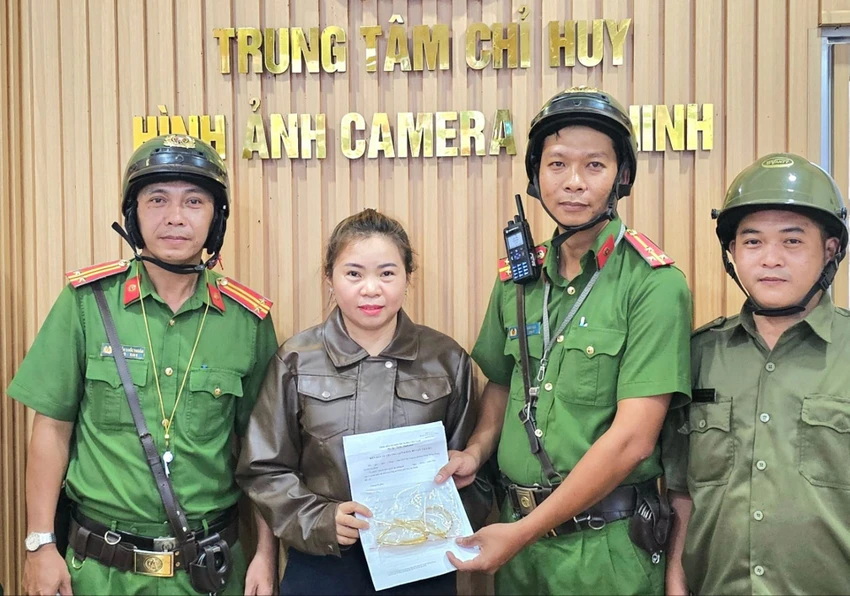 Công an đã trao trả tài sản cho chủ tiệm vàng. Ảnh: CA bi-truy-duoi-vi-cuop-giat-3-chi-vang-thanh-nien-cam-dao-doa-tu-sat-de-tron-thoat (2).jpg