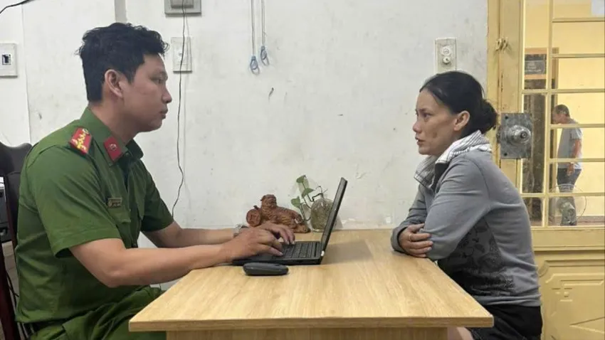 Công an lấy lời khai với bà T để điều tra. Ảnh: CA bat-nguoi-me-dat-con-gai-9-tuoi-di-giat-bong-tai-vang-cua-be-gai-o-tp-hcm (2).jpg