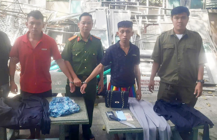 Long và Công cùng các tang vật bị công an thu giữ. Ảnh: CA 2-thanh-nien-ke-dao-vao-co-nguoi-phu-nu-cuop-tai-san-o-vung-ven-tp-hcm.jpg