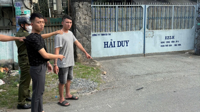 Long và Công nhanh chóng bị Công an xã Xuân Thới Sơn phối hợp với Phòng Cảnh sát Hình sự Công an TP.HCM bắt. Ảnh: CA 2-thanh-nien-ke-dao-vao-co-nguoi-phu-nu-cuop-tai-san-o-vung-ven-tp-hcm-9.jpg