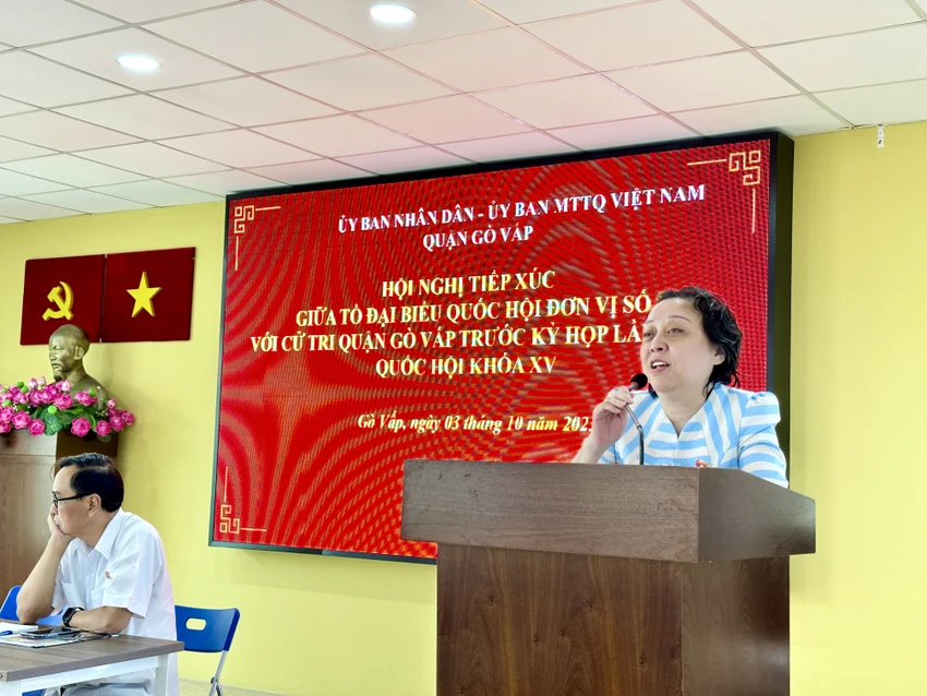 ĐB Phạm Khánh Phong Lan trả lời ý kiến cử tri tại buổi tiếp xúc. Ảnh: NGUYỄN YÊN tiep-xuc-cu-tri-go-vap- (1).jpg