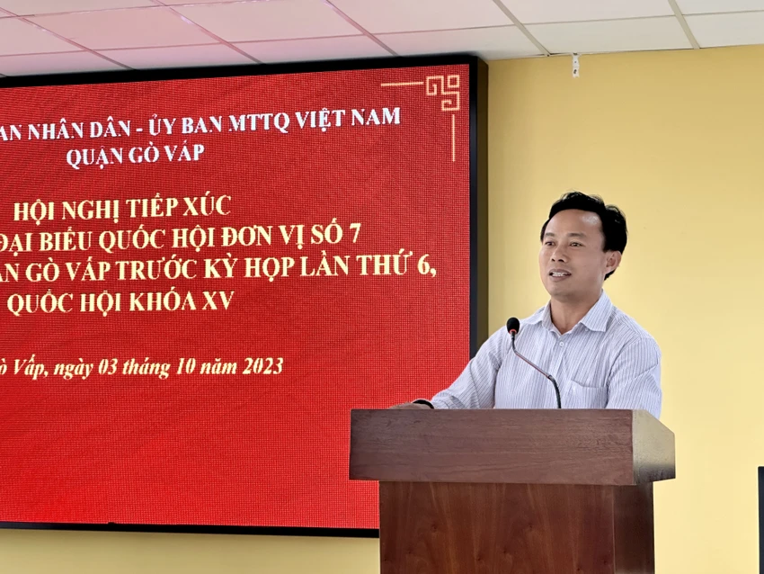 Ông Nguyễn Ngọc Anh, Phó Chủ tịch UBND quận Gò Vấp thông tin cho cử tri về các dự án đang được triển khai trên địa bàn. Ảnh: NGUYỄN YÊN tiep-xuc-cu-tri-go-vap- (2).jpg