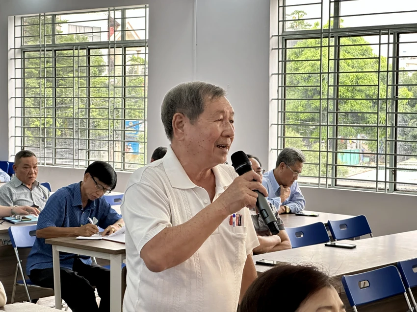 Cử tri bức xúc trước việc thay đổi sách giáo khoa liên tục. Ảnh: NGUYỄN YÊN tiep-xuc-cu-tri-go-vap- (3).jpg