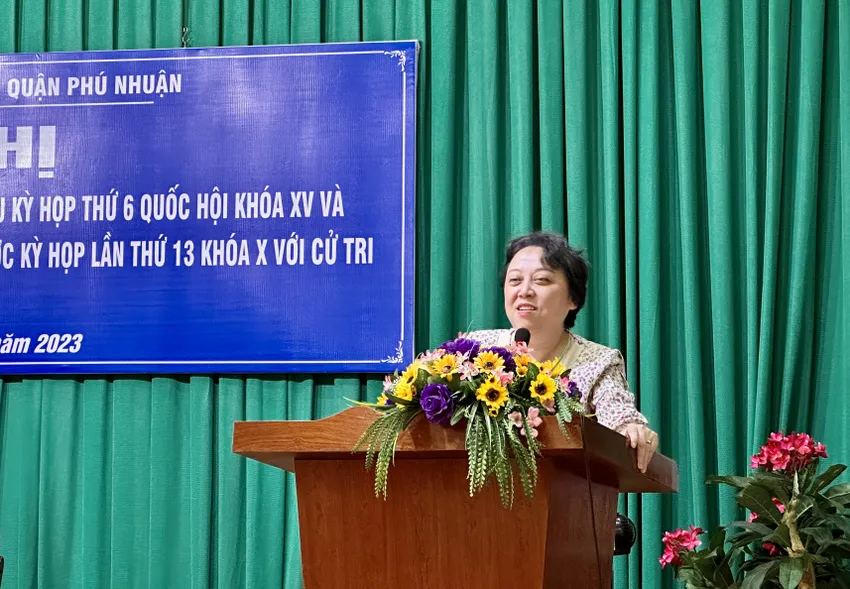 ĐB Phạm Khánh Phong Lan trả lời ý kiến của cử tri tại buổi tiếp xúc. Ảnh: NGUYỄN YÊN cu-tri-tp-hcm-can-som-khoi-cong-du-an-xay-dung-cau-can-gio (2).jpeg