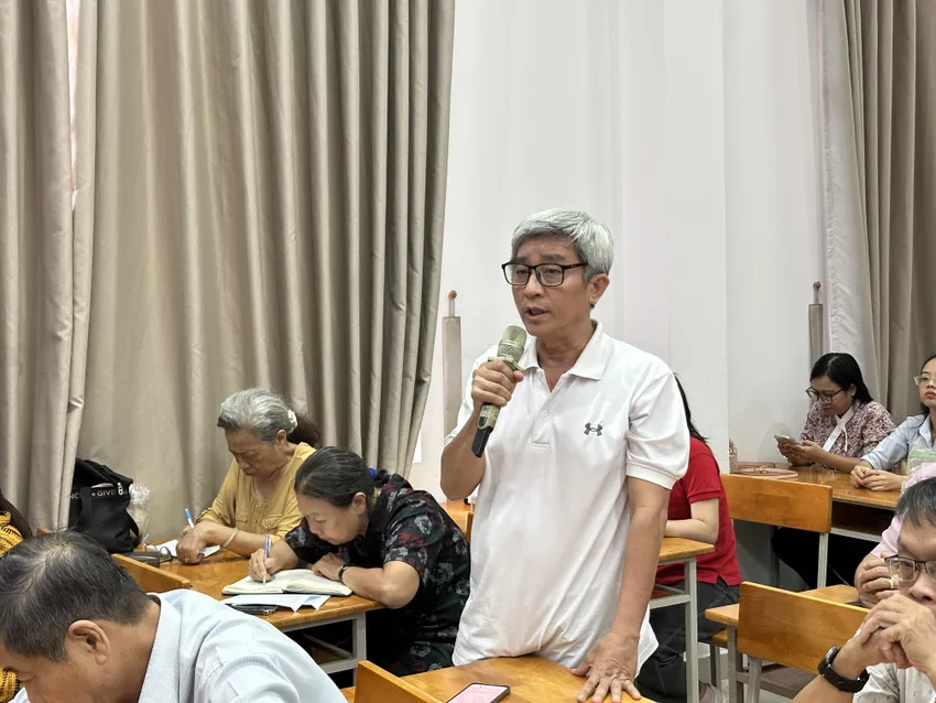 Cử tri Lê Văn Thọ phát biểu tại buổi tiếp xúc. Ảnh: NGUYỄN YÊN cu-tri-tp-hcm-can-som-khoi-cong-du-an-xay-dung-cau-can-gio (5).jpeg