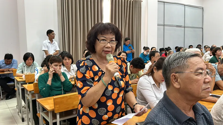 Cử tri Nguyễn Thị Triết bức xúc về vấn nạn tội phạm công nghệ cao hoạt động phức tạp. Ảnh: NGUYỄN YÊN cu-tri-tp-hcm-can-som-khoi-cong-du-an-xay-dung-cau-can-gio (6).jpeg