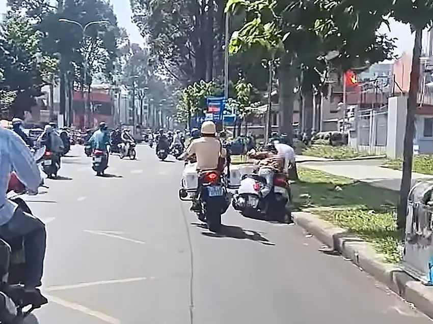 Sau hai cú đạp, nam thanh niên mất thăng bằng rồi va chạm với một xe máy khác, sau đó ngã xuống đường. Ảnh cắt từ clip tp-hcm-xac-minh-doan-clip-csgt-dap-nga-nguoi-dan-xuong-duong-2.jpg