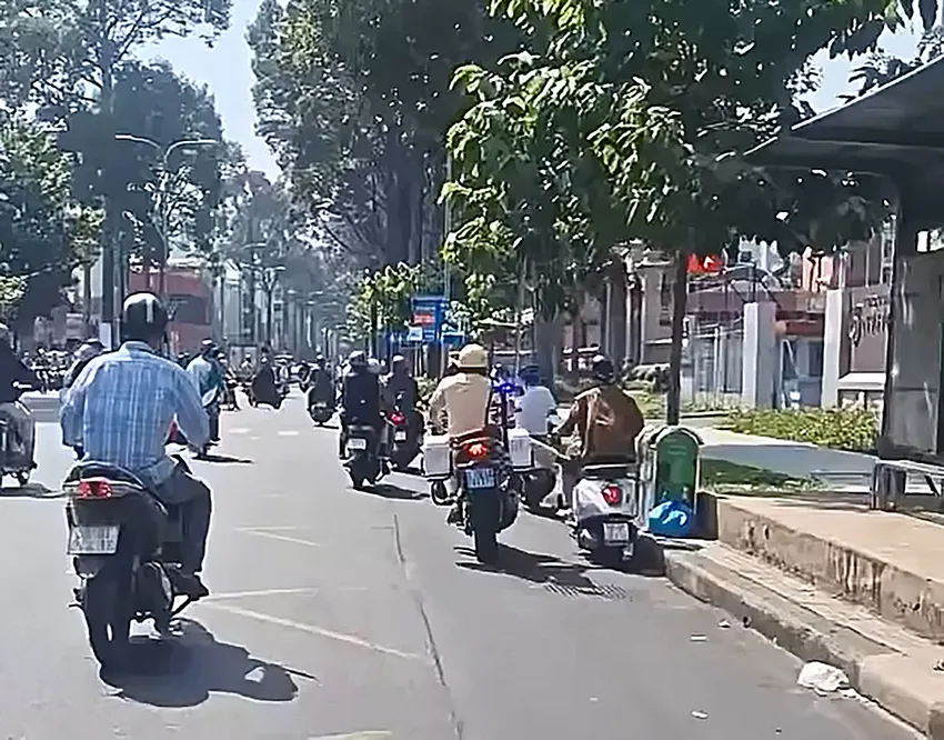 CSGT dùng chân đạp vào nam thanh niên. Ảnh cắt từ clip Xác minh đoạn clip CSGT đạp ngã người dân xuống đường