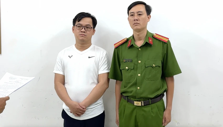 Luật sư Lê Minh Thái móc nối đưa hối lộ cho cán bộ UBND phường 6 để làm giả giấy tờ, hồ sơ. Ảnh: ĐC bat-giam-luat-su-can-bo-phuong-moc-noi-gia-mao-chu-ky-giay-to-de-ban-di-san-thua-ke (5).jpg