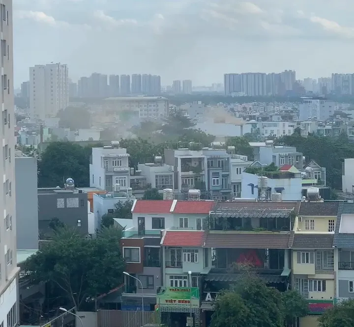 Cư dân phản ánh mỗi lần công ty xả khói là có mùi khét trong không khí. Vụ dân chung cư 9view khốn khổ vì mùi hôi: ‘Nửa đêm phải bật dậy vì mùi quá khét’