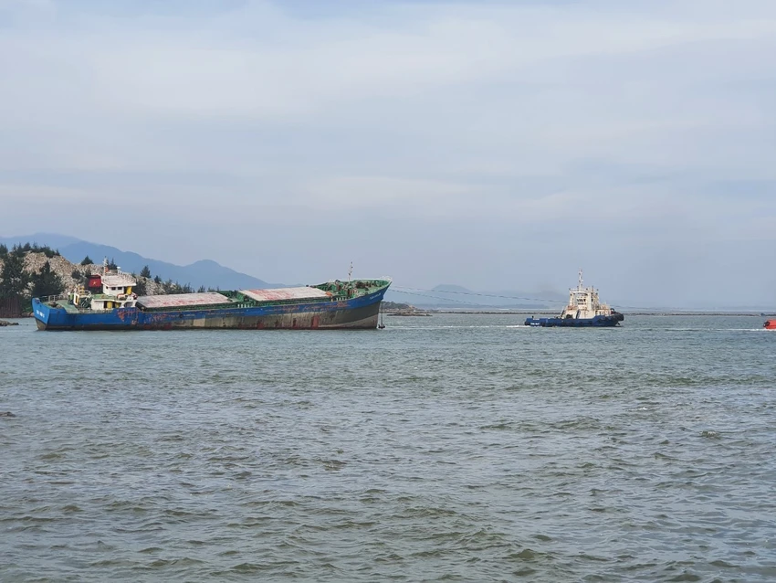 Hình ảnh tàu hàng Tuấn Minh 26 mắc cạn ở vùng biển Dung Quất. Tàu hàng đứt neo, trôi dạt, mắc cạn ở biển Dung Quất