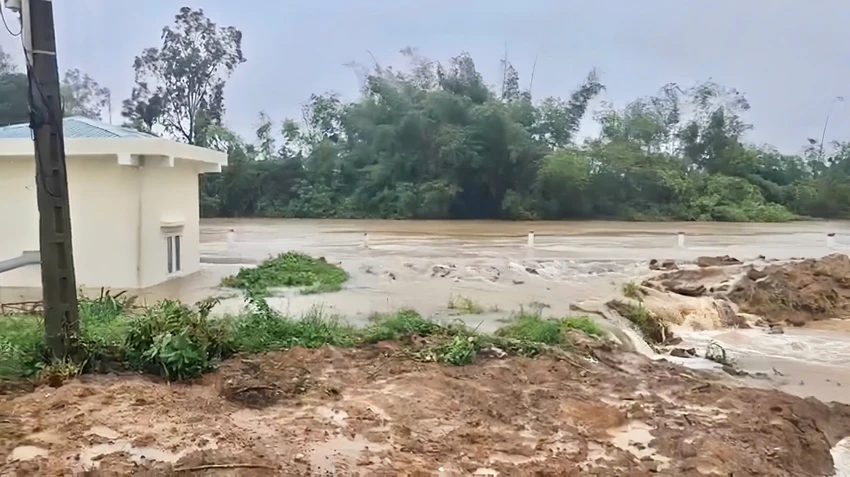 Một số tuyến đường giao thông nông thôn tại phường Phổ Minh, thị xã Đức Phổ và xã Hành Dũng đã bị ngập khoảng 20 - 30cm. 1000003558.jpg
