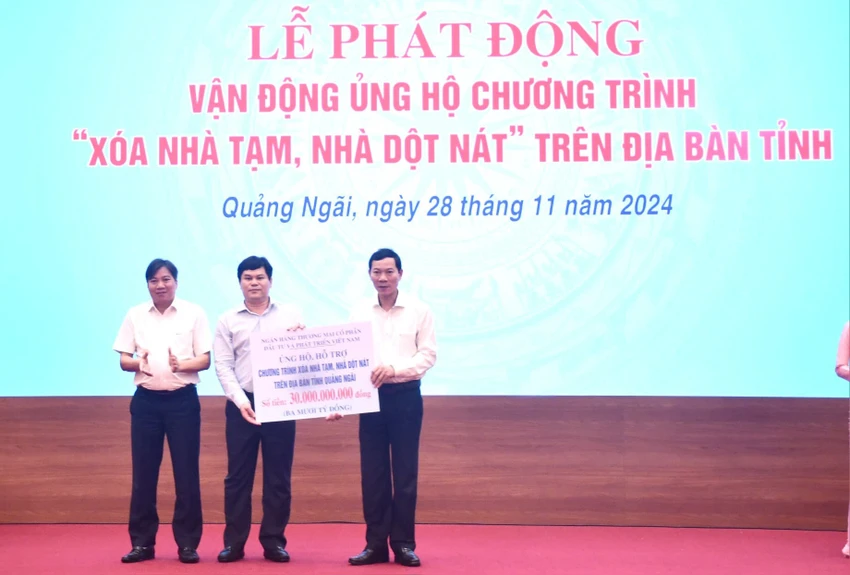 Nhiều doanh nghiệp, tổ chức, cá nhân ủng hộ hơn 242 tỉ đồng cho chương trình xóa nhà tạm, nhà dột nát tại tỉnh Quảng Ngãi trong khuôn khổ buổi lễ. Ảnh: ĐC huy-dong-hon-242-ty-dong-ung-ho-chuong-trinh-xoa-nha-tam-o-quang-ngai-2.jpg
