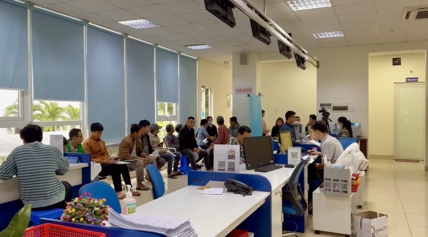 Người dân đến làm thủ tục đổi, cấp lại GPLX tại Trung tâm Phục vụ - Kiểm soát thủ tục hành chính tỉnh Quảng Ngãi. Ảnh: ĐC nguoi-dan-quang-ngai-o-at-di-doi-giay-phep-lai-xe-1.jpg