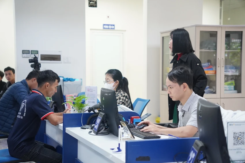 Người dân cho biết, họ đi đổi giấy phép lái xe do nghe thông tin trên mạng xã hội từ 1-1-2025 nếu không đổi thì sẽ không còn hiệu lực. Ảnh: ĐC Người dân Quảng Ngãi ồ ạt đi đổi giấy phép lái xe