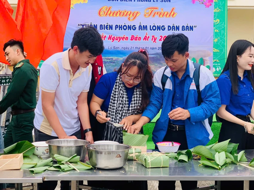 Gói bánh chưng tặng cho các hộ nghèo trên địa bàn. am-ap-chuong-trinh-xuan-bien-phong-am-long-dan-ban-1.jpg