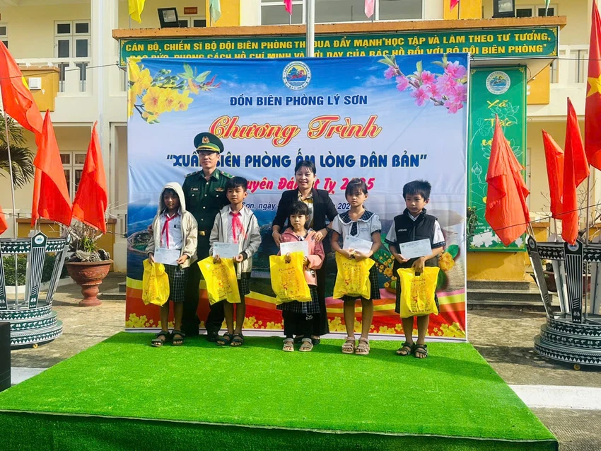 Chương trình "Xuân Biên phòng ấm lòng dân bản" đã trao nhiều suất học bổng cho học sinh nghèo, gia đình chính sách tại huyện Lý Sơn, tỉnh Quảng Ngãi. Ấm áp chương trình 'Xuân Biên phòng ấm lòng Dân bản’
